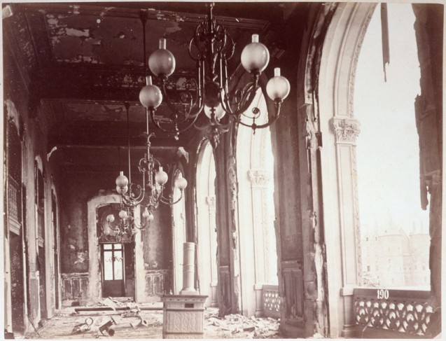 Photographies des ruines de la Commune : Théâtre lyrique - Le Foyer, par Franck (François Marie Louis Alexandre Gobinet de Villecholes, dit), vers 1871, Musée Carnavalet, Histoire de Paris (inv. PH11057) CC0 Paris Musées Musée Carnavalet - Histoire de Paris