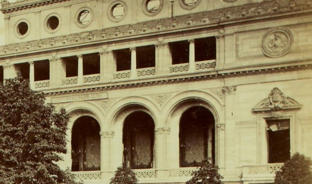 Aperçu des destructions intérieures et des vitres, détail de Théâtre lyrique, vers 1871, par André-Adolphe-Eugène Disdéri CC0 Paris Musées / Musée Carnavalet - Histoire de Paris