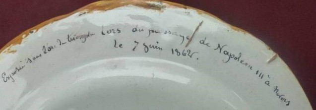 Dos d'une assiette commémorative en faïence de Nevers célébrant la venue de Napoléon le 7 juillet 1862 dans la ville © Guy Marin