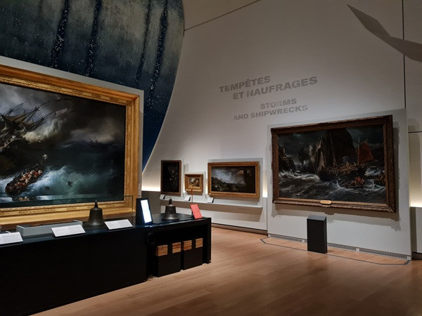 Le tableau est exposé dans la traversée « Tempêtes et naufrages » du parcours permanent du musée national de la Marine depuis le mois de janvier 2025 © Musée national de la Marine