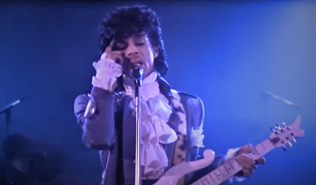 Capture d’écran issue du concert « Purple Rain » de Prince (1984–1985) © YouTube. Utilisation à titre de courte citation dans un cadre critique et informatif, conformément à l’article L122-5 du Code de la propriété intellectuelle. Tous droits réservés aux ayants droit.